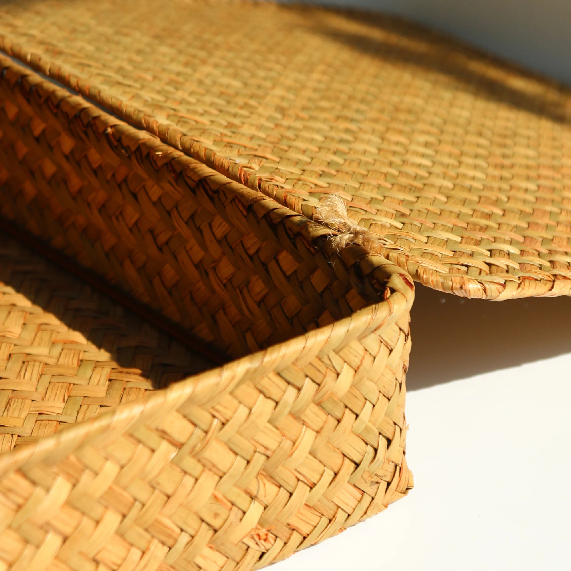 2 Pcs Seagrass Baskets with Lid Wicker Storage Basket Flat Rattan Storage Bins Woven Organizer Basket for Shelf, Closet, Bedroom